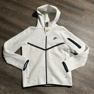 New Men's Nike tech